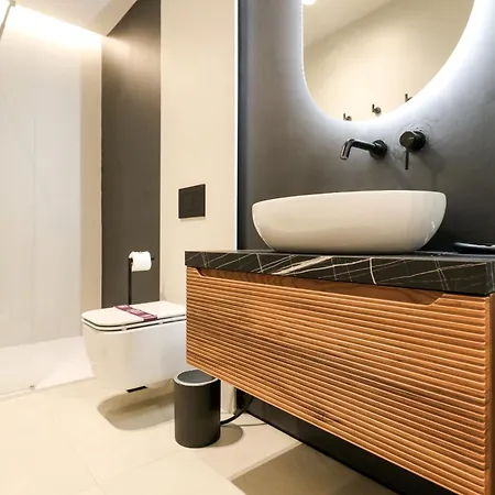 Spacious & Luxurious - Fully Renovated & Equipped 2br - Historical Centre Appartement