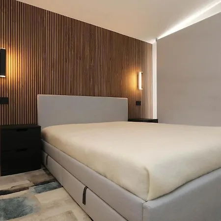 New - Spacious & Luxurious - Fully Renovated & Equipped 2br - Historical Centre 아파트 *